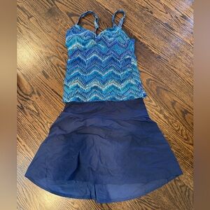 L.L. Bean 14/16 women’s swimsuit. Skirted bottom navy and blue print.